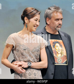 L'actrice Michelle Yeoh(L) et réalisateur Luc Besson assister à une scène au cours de l'accueil premier ministre du Japon pour le film 'La Dame' à Tokyo, Japon, le 26 juin 2012. Le film s'ouvre le 21 juillet au Japon. UPI/Keizo Mori Banque D'Images