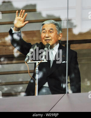 L'empereur Akihito du Japon à vagues sympathisants au cours de sa Majesté 79e anniversaire accueil à la East Plaza, Palais Impérial de Tokyo, Japon, le 23 décembre 2012. UPI/Keizo Mori Banque D'Images