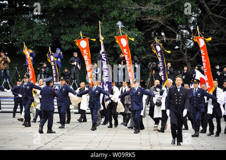 Sympathisants se réunissent pour célébrer son 79e anniversaire de l'empereur Akihito du Japon au Palais Impérial de Tokyo, Japon le 23 décembre 2012. UPI/Keizo Mori Banque D'Images