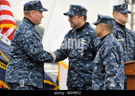 (L-R) Le Contre-amiral Mark C. Montgomery, commandant de la Septième Flotte de la force de combat, le capitaine de l'USS ANTIETAM Thomas C. Disy et USS Cowpens' Le Capitaine Robert P. Tortora assister à l'USS Cowpens et USS ANTIETAM, échange de commandement à bord du USS ANTIETAM à base navale américaine de Yokosuka à Kanagawa prefecture, Japon, le 5 février 2013. UPI/Keizo Mori Banque D'Images