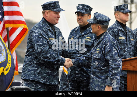 (L-R) Le Contre-amiral Mark C. Montgomery, commandant de la Septième Flotte de la force de combat, le capitaine de l'USS ANTIETAM Thomas C. Disy et USS Cowpens' Le Capitaine Robert P. Tortora assister à l'USS Cowpens et USS ANTIETAM, échange de commandement à bord du USS ANTIETAM à base navale américaine de Yokosuka à Kanagawa prefecture, Japon, le 5 février 2013. UPI/Keizo Mori Banque D'Images