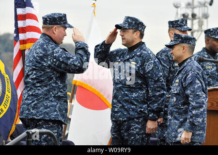 (L-R) Le Contre-amiral Mark C. Montgomery, commandant de la Septième Flotte de la force de combat, le capitaine de l'USS ANTIETAM Thomas C. Disy et USS Cowpens' Le Capitaine Robert P. Tortora assister à l'USS Cowpens et USS ANTIETAM, échange de commandement à bord du USS ANTIETAM à base navale américaine de Yokosuka à Kanagawa prefecture, Japon, le 5 février 2013. UPI/Keizo Mori Banque D'Images