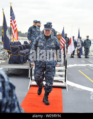 Le Contre-amiral Mark C. Montgomery, commandant de la Septième Flotte de la force de combat au cours de promenades USS Cowpens et USS ANTIETAM, échange de commandement à bord du USS ANTIETAM à base navale américaine de Yokosuka à Kanagawa prefecture, Japon, le 5 février 2013. UPI/Keizo Mori Banque D'Images