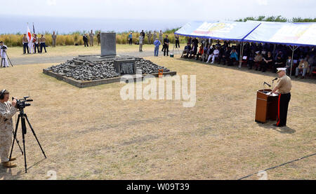 Le général John M Paxton Jr., adjoint au Commandant du Corps des Marines, prend la parole au cours de la bataille d'Iwo Jima' 68e anniversaire commémoration à Iwo Jima, Japon, le 13 mars 2013. L'île, célèbre comme une bataille de la DEUXIÈME GUERRE MONDIALE, est administré dans le cadre de Tokyo, bien que 750 milles de distance. UPI/Keizo Mori Banque D'Images