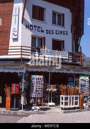 France.Hautes-pyrénées.Le village alpin de Gavarnie. Gavarnie est la porte d'entrée de la spectaculaire monde montagneux du Cirque de Gavarnie. Banque D'Images