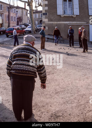 La France. Département Gers Auch. Groupe d'hommes jouant pétanque (ou boule) Banque D'Images