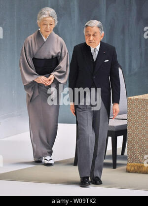 Le Japon l'empereur Akihito et l'Impératrice Michiko assister au service commémoratif pour les morts de guerre de la Seconde Guerre mondiale, marquant le 68e anniversaire à Tokyo, Japon le 15 août 2013. Le père de l'empereur Akihito Empereur Hirohito se rend aux forces alliées, le 15 août 1945. UPI/Keizo Mori Banque D'Images