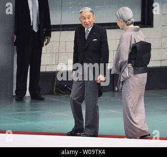 Le Japon l'empereur Akihito et l'Impératrice Michiko assister au service commémoratif pour les morts de guerre de la Seconde Guerre mondiale, marquant le 68e anniversaire à Tokyo, Japon le 15 août 2013. Le père de l'empereur Akihito Empereur Hirohito se rend aux forces alliées, le 15 août 1945. UPI/Keizo Mori Banque D'Images