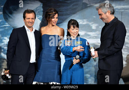(L-R) Le producteur David Heyman, l'actrice Sandra Bullock, ancien astronaute japonaise Naoko Yamazaki et directeur Alfonso Cuaron, assister à la première mondiale au Japon pour le film "gravité" à Tokyo, Japon, le 5 décembre 2013. UPI/Keizo Mori Banque D'Images