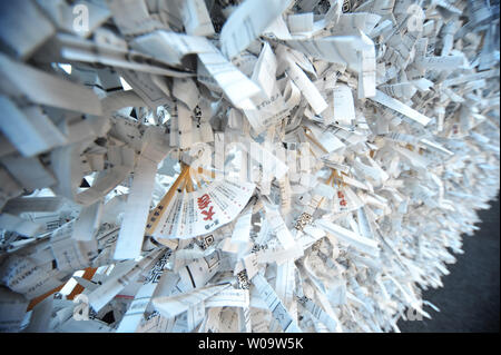 De nombreux 'Omikuji' sont liées à Kanda Myojin Shrine à Tokyo, Japon, le 6 janvier 2014. Omikuji fortunes sont écrites sur des bandes de papier. Quand la fortune est mauvais, c'est la coutume d'attacher le papier à l'arbre ou de mur, ainsi que le mauvais sort s'attendre par l'arbre et non le porteur de la fortune. UPI/Keizo Mori Banque D'Images