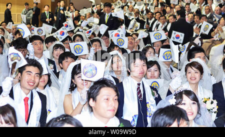 Les couples nouvellement mariés célébrer pendant une cérémonie de bénédiction au monde la paix CheongShim Centre à Gapyeong, Corée du Sud, le 12 février 2014. UPI/Keizo Mori Banque D'Images