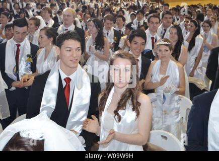 Les couples nouvellement mariés célébrer pendant une cérémonie de bénédiction au monde la paix CheongShim Centre à Gapyeong, Corée du Sud, le 12 février 2014. UPI/Keizo Mori Banque D'Images