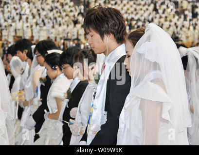 Les couples nouvellement mariés 2500 prier pendant une cérémonie de bénédiction au monde la paix CheongShim Centre à Gapyeong, Corée du Sud, le 12 février 2014. UPI/Keizo Mori Banque D'Images