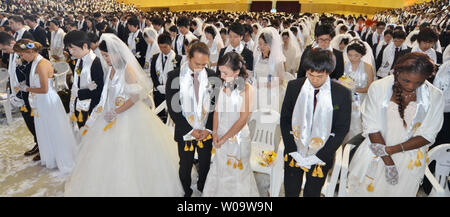 Les couples nouvellement mariés 2500 prier pendant une cérémonie de bénédiction au monde la paix CheongShim Centre à Gapyeong, Corée du Sud, le 12 février 2014. UPI/Keizo Mori Banque D'Images