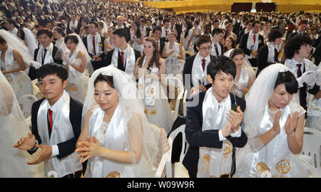 Les couples nouvellement mariés célébrer pendant une cérémonie de bénédiction au monde la paix CheongShim Centre à Gapyeong, Corée du Sud, le 12 février 2014. UPI/Keizo Mori Banque D'Images