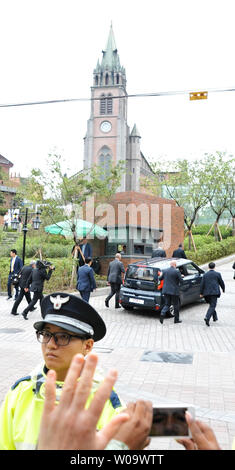 Le pape François arrive pour célébrer le "fichage de la paix et de la réconciliation" à la cathédrale de Myeong-dong à Séoul, Corée du Sud, 18 août 2014. UPI/Keizo Mori Banque D'Images