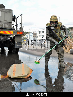 Les membres de l'arme nucléaire, biologique et chimique de l'unité de défense de l'auto-défense au sol procéder à un exercice de décontamination au cours de l'exercice militaire conjoint 'Keen Sword 15' à Sasebo Activités flotte des Etats-Unis dans la région de Nagasaki, Japon, le 16 novembre 2014. Nagasaki a été deuxième ville japonaise frappée par une bombe nucléaire des États-Unis dans la seconde guerre mondiale, 9 août 1945, après que le Japon a refusé une offre d'abandonner à la fin de juillet. Le Japon se rend quelques jours plus tard mais plus de 100 000 personnes ont été tués ou blessés. UPI/Keizo Mori Banque D'Images