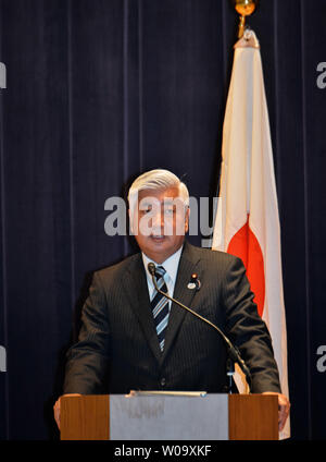 Le ministre de la Défense, Gen Nakatani parle lors d'une conférence de presse commune au Ministère de la Défense à Tokyo, Japon, le 8 avril 2015. Photo par Keizo Mori/UPI Banque D'Images