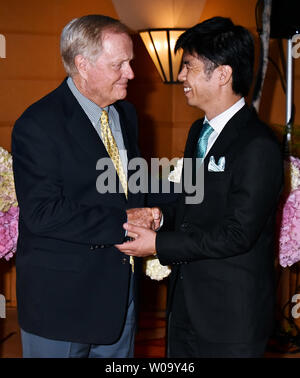 Jack Nicklaus(L), serre la main du Président de Tokyo Classic Co., Ltd, Takuyuki Kojima lors de la conférence de presse de lancement du Club classique de Tokyo à Tokyo, Japon, le 19 juin 2015. Dessins pour Nicklaus Golf de Tokyo Club classique. Photo par Keizo Mori/UPI Banque D'Images