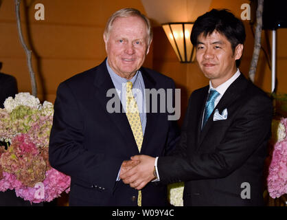 Jack Nicklaus(L), serre la main du Président de Tokyo Classic Co., Ltd, Takuyuki Kojima lors de la conférence de presse de lancement du Club classique de Tokyo à Tokyo, Japon, le 19 juin 2015. Dessins pour Nicklaus Golf de Tokyo Club classique. Photo par Keizo Mori/UPI Banque D'Images