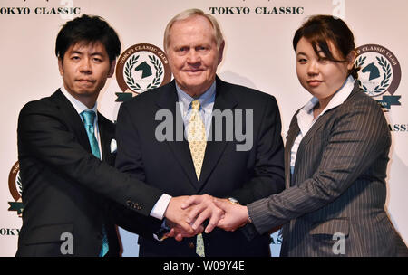 Jack Nicklaus(C) assiste à la conférence de presse pour lancer Classic Club de Tokyo à Tokyo, Japon, le 19 juin 2015. Il conçoit pour le golf de Tokyo Club classique. Photo par Keizo Mori/UPI Banque D'Images