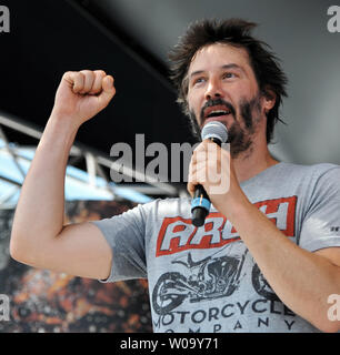 L'acteur Keanu Reeves assiste à un événement avant les 8 heures de Suzuka Championnat du Monde FIM d'Endurance au final Circuit Suzuka dans la préfecture de Mie, au Japon le 26 juillet 2015. Photo par Keizo Mori/UPI Banque D'Images