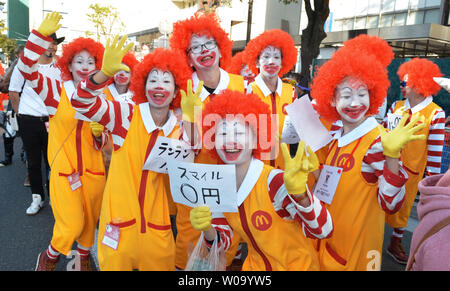 Les participants mars au cours d'un défilé d'Halloween à Kawasaki, Kanagawa Prefecture, Japan-, le 25 octobre 2015. Environ 2500 personnes vêtues de costumes participent à l'événement pour l'Halloween. Photo par Keizo Mori/UPI Banque D'Images