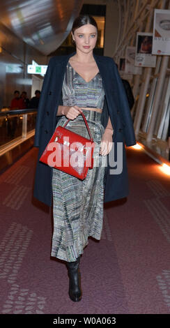 Model Miranda Kerr arrive à l'Aéroport International de Tokyo à Tokyo, Japon, le 11 décembre 2015. Photo par Keizo Mori/UPI Banque D'Images