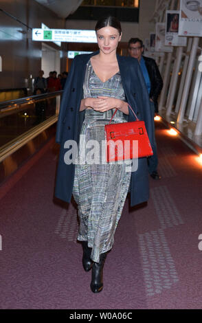 Model Miranda Kerr arrive à l'Aéroport International de Tokyo à Tokyo, Japon, le 11 décembre 2015. Photo par Keizo Mori/UPI Banque D'Images