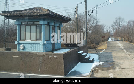 'Pont de non retour' est vu à la zone commune de sécurité(JSA) de Panmunjom, dans la zone démilitarisée (DMZ), à Paju, Corée du Sud, le 18 février 2016. Photo par Keizo Mori/UPI Banque D'Images