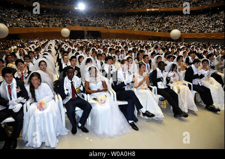 Priez pour les couples nouvellement mariés pendant une cérémonie de bénédiction de la famille de Russie pour la paix mondiale et l'Unification à l'CheongShim Centre mondial de la paix à Gapyeong, Corée du Sud, le 20 février 2016. Photo par keizo Mori Banque D'Images