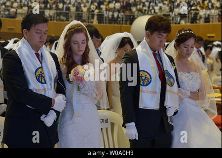 Priez pour les couples nouvellement mariés pendant une cérémonie de bénédiction de la famille de Russie pour la paix mondiale et l'Unification à l'CheongShim Centre mondial de la paix à Gapyeong, Corée du Sud, le 20 février 2016. Photo par keizo Mori Banque D'Images