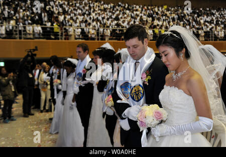 Priez pour les couples nouvellement mariés pendant une cérémonie de bénédiction de la famille de Russie pour la paix mondiale et l'Unification à l'CheongShim Centre mondial de la paix à Gapyeong, Corée du Sud, le 20 février 2016. Photo par keizo Mori Banque D'Images