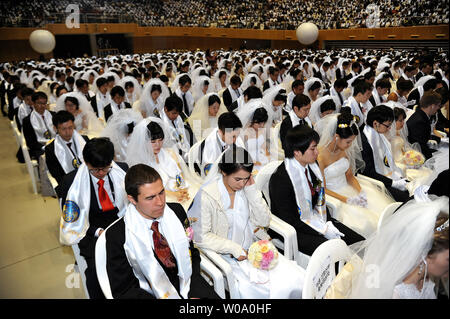 Priez pour les couples nouvellement mariés pendant une cérémonie de bénédiction de la famille de Russie pour la paix mondiale et l'Unification à l'CheongShim Centre mondial de la paix à Gapyeong, Corée du Sud, le 20 février 2016. Photo par keizo Mori Banque D'Images