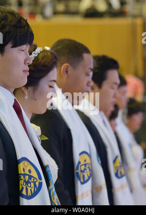 Priez pour les couples nouvellement mariés pendant une cérémonie de bénédiction de la famille de Russie pour la paix mondiale et l'Unification à l'CheongShim Centre mondial de la paix à Gapyeong, Corée du Sud, le 20 février 2016. Photo par keizo Mori Banque D'Images