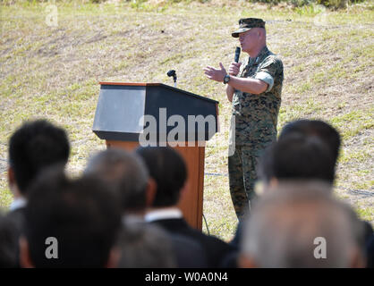 Général commandant, III Marine Expeditionary Force, commandant des Forces maritimes .Le Japon, le Lieutenant-général Nicholson parle au cours de la bataille d'Iwo Jima' 71e anniversaire commémoration à Iwo Jima, Tokyo, Japon, le 19 mars 2016. Photo par Keizo Mori/UPI Banque D'Images