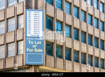 Un grand signal vertical, apposée à l'angle d'un ancien, immeuble de bureaux de 10 étages à partir des années 1970 pour laisser ou à la vente. Banque D'Images