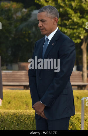 Le président américain, Barack Obama fait une pause après le dépôt d'une couronne à l'Hiroshima Peace Memorial Park à Hiroshima, Japon, le 27 mai 2016. Obama est le premier président américain en visite à Hiroshima pour rendre hommage aux 140 000 personnes tuées par la première bombe atomique en 1945 qui a amené la seconde guerre mondiale jusqu'à sa fin. Photo par Keizo Mori/UPI Banque D'Images