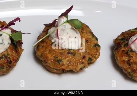 Juin 2019 - Gros plan d'une brochette de poulet à partir d'un restaurant indien étoilé Michelin Banque D'Images
