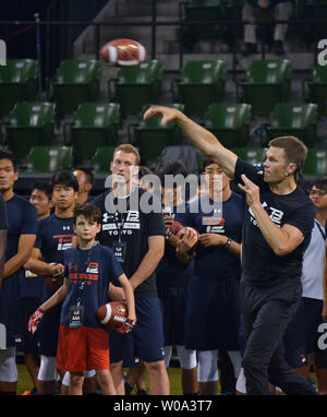 New England Patriots quarterback Tom Brady donner des instructions aux jeunes joueurs à sa clinique de football américain à Tokyo, Japon le 21 juin 2017. Les cinq fois champion du Super Bowl, Brady est sur une tournée asiatique. Photo par Keizo Mori/UPI Banque D'Images