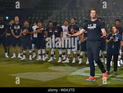 New England Patriots quarterback Tom Brady donner des instructions aux jeunes joueurs à sa clinique de football américain à Tokyo, Japon le 21 juin 2017. Les cinq fois champion du Super Bowl, Brady est sur une tournée asiatique. Photo par Keizo Mori/UPI Banque D'Images