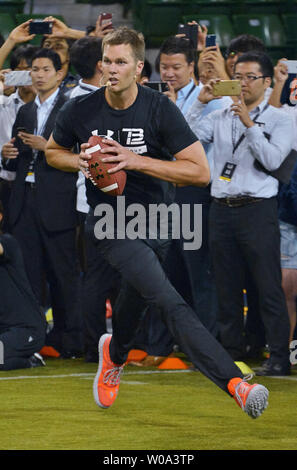 New England Patriots quarterback Tom Brady donner des instructions aux jeunes joueurs à sa clinique de football américain à Tokyo, Japon le 21 juin 2017. Les cinq fois champion du Super Bowl, Brady est sur une tournée asiatique. Photo par Keizo Mori/UPI Banque D'Images