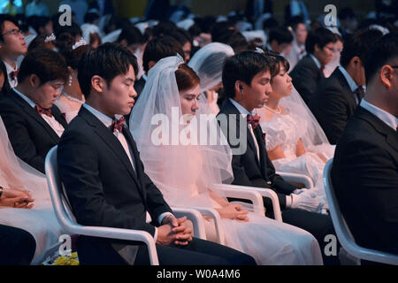 Priez pour les couples nouvellement mariés pendant une cérémonie de bénédiction de la famille de Russie pour la paix mondiale et l'Unification à l'CheongShim Centre mondial de la paix à Gapyeong, Corée du Sud, le 7 septembre 2017. Photo par Keizo Mori/UPI Banque D'Images