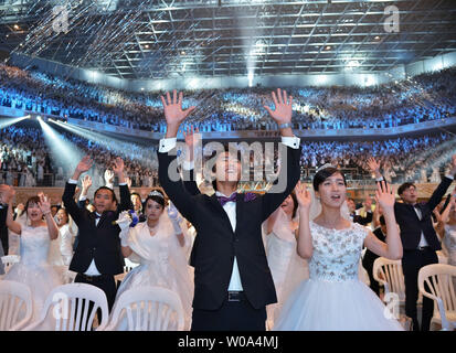 Les couples nouvellement mariés célébrer pendant une cérémonie de bénédiction au monde la paix CheongShim Centre à Gapyeong, Corée du Sud, le 7 septembre 2017. Photo par Keizo Mori/UPI Banque D'Images