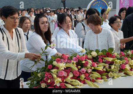 Fleur pour consacrer aux participants la fin de l'Eglise de l'Unification fondateur Sun Myung Moon avant la cérémonie de bénédiction de la famille de Russie pour la paix mondiale et l'Unification à l'CheongShim Centre mondial de la paix à Gapyeong, Corée du Sud, le 7 septembre 2017. Photo par Keizo Mori/UPI Banque D'Images