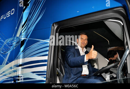 Mitsubishi Fuso Truck and Bus Corporation Président et chef de la direction, Marc Llistosella pose avec concept modèle 'E-Fuso Vision One' au cours de l'aperçu de la presse de la 45e Tokyo Motor Show 2017 à Tokyo, Japon, le 25 octobre 2017. Photo par Keizo Mori/UPI Banque D'Images