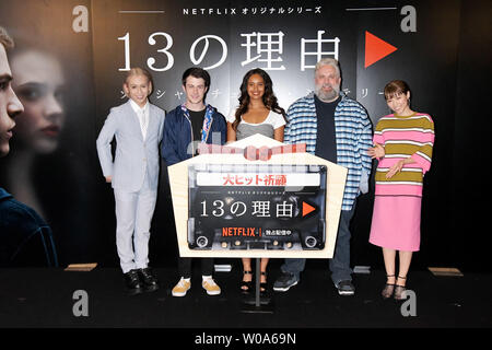 (L2-R2) Acteurs Dylan Minnette, Alisha Boe et producteur exécutif Brian Yorkey assister à un événement pour les examens préalables le drame de Netflix '13 raisons pour lesquelles" à Tokyo, Japon, le 23 avril 2018. ? ? ? ? ?Photo par Keizo Mori/UPI Banque D'Images