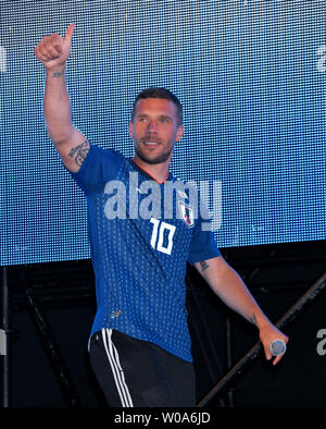 Ancien membre de l'équipe nationale allemande de l'avant, Lukas Podolski de Vissel Kobe Japon assiste à l'affichage d'événements publics pour la Russie Coupe du monde 2018 à Tokyo, Japon le 19 juin 2018. Photo par Keizo Mori/UPI Banque D'Images