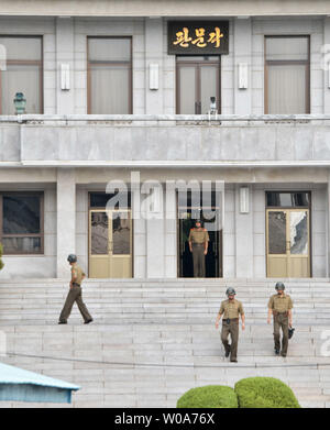 Soldats nord-coréens à pied à la zone commune de sécurité de Panmunjom, dans la zone démilitarisée (DMZ) près de Paju, Corée du Sud, le 25 août 2018. Photo par Keizo Mori/UPI Banque D'Images