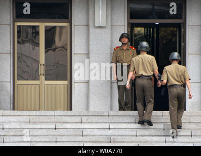 Soldats nord-coréens à pied à la zone commune de sécurité de Panmunjom, dans la zone démilitarisée (DMZ) près de Paju, Corée du Sud, le 25 août 2018. Photo par Keizo Mori/UPI Banque D'Images